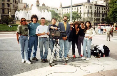 Equipo de grabación posando en una plaza
